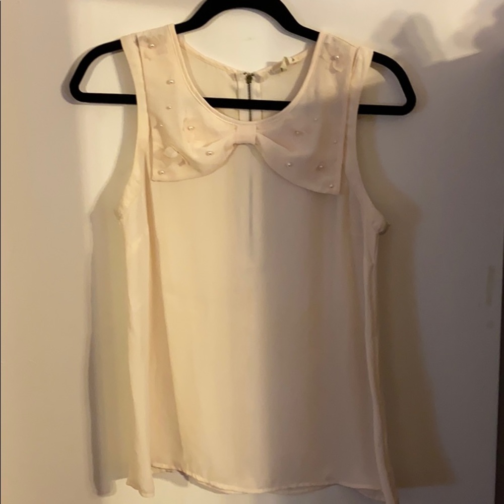 Flowy tank with bow